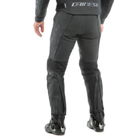 Protecciones certificadas en rodillas y caderas del pantalón para moto Dainese Pony 3 S/T