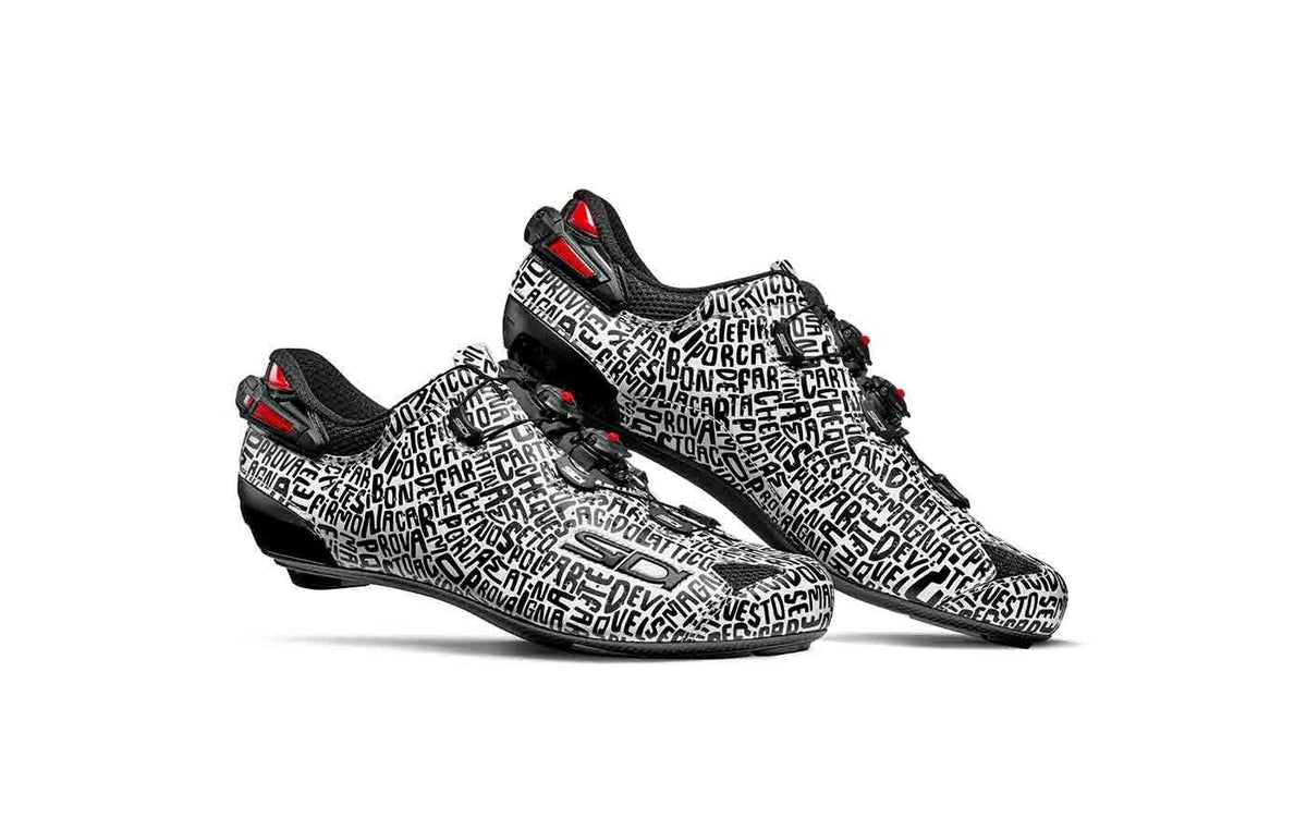 Zapatillas de ciclismo con diseño de texto en blanco y negro, detalles rojos