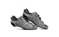Zapatillas de ciclismo con diseño de texto en blanco y negro, detalles rojos