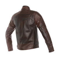 Detalle del cuero bovino premium de la chamarra para moto Dainese Mike café