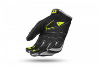 Detalle de grip antideslizante en guantes UFO Iridium