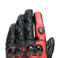 Detalle de piel de cabra y acabados premium en guantes para moto Dainese Impeto D-Dry negro rojo