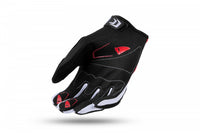 Detalle de grip antideslizante en guantes UFO Iridium rojo