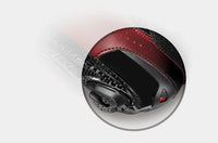 Detalles de zapato deportivo rojo y negro con textura de carbono y costuras
